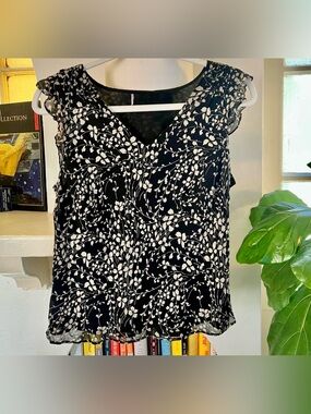 Black & White Floral V-Neck Sleeveless Top